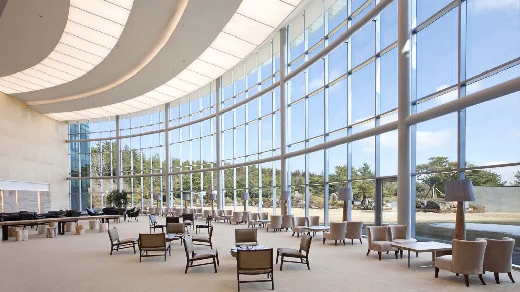 Tại sao quán cà phê, nhà hàng nên dán phim cách nhiệt cho cửa kính?